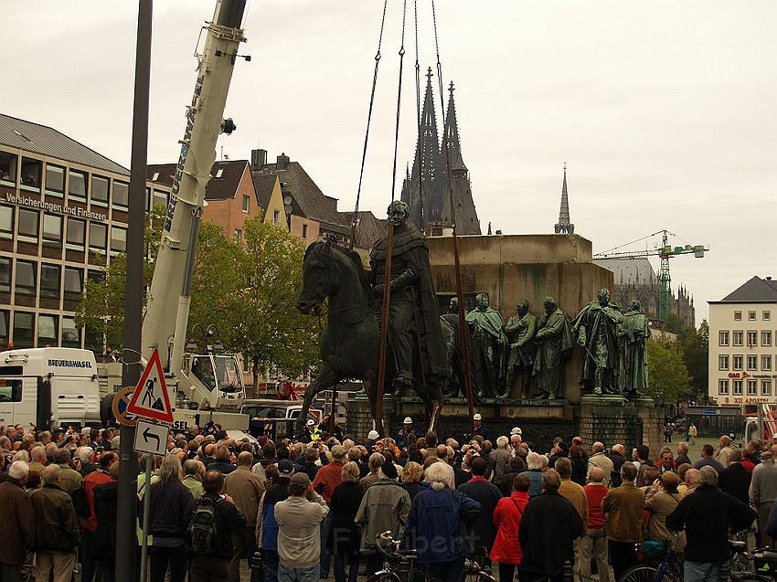 Reiterdenkmal kehrt zurueck auf dem Heumarkt P43.JPG